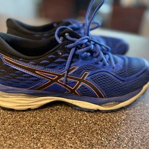 Woman’s ASICS cumulous shoes